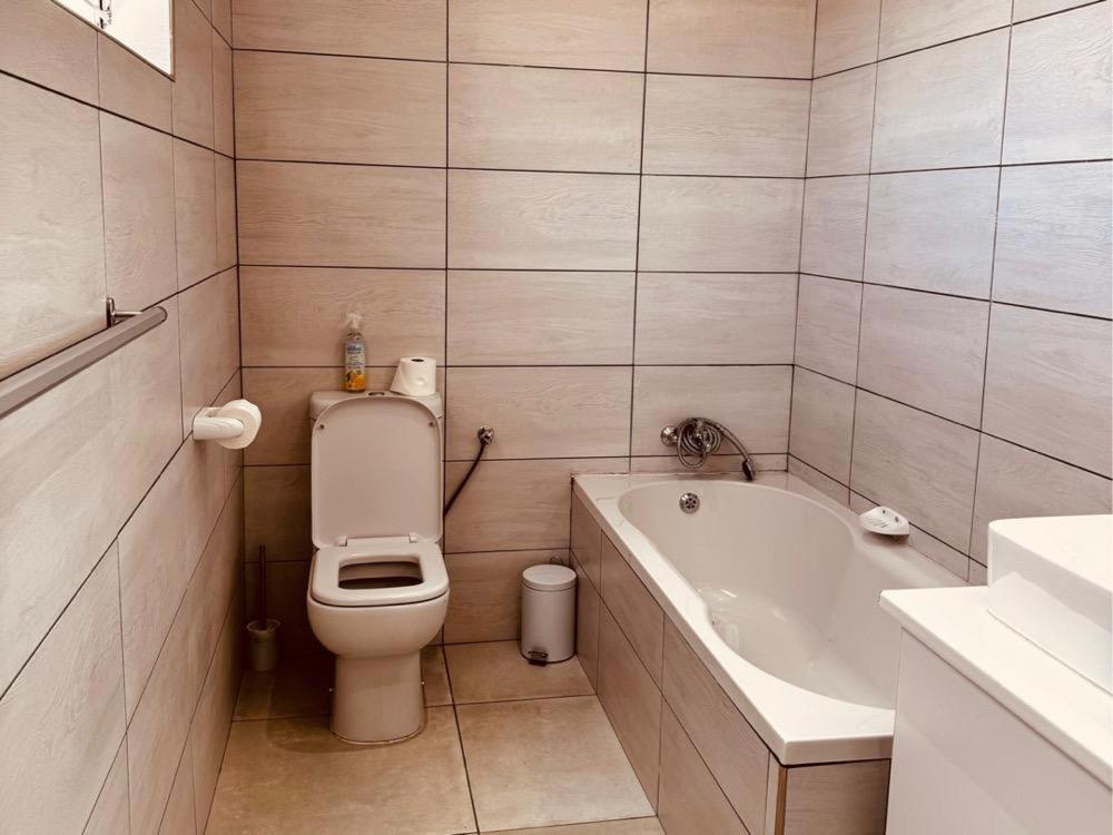Flying Ostrich Guesthouse & Self-Catering Accommodation Мариентал Стая снимка