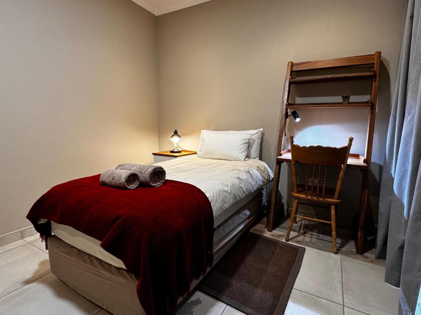 Flying Ostrich Guesthouse & Self-Catering Accommodation Мариентал Стая снимка