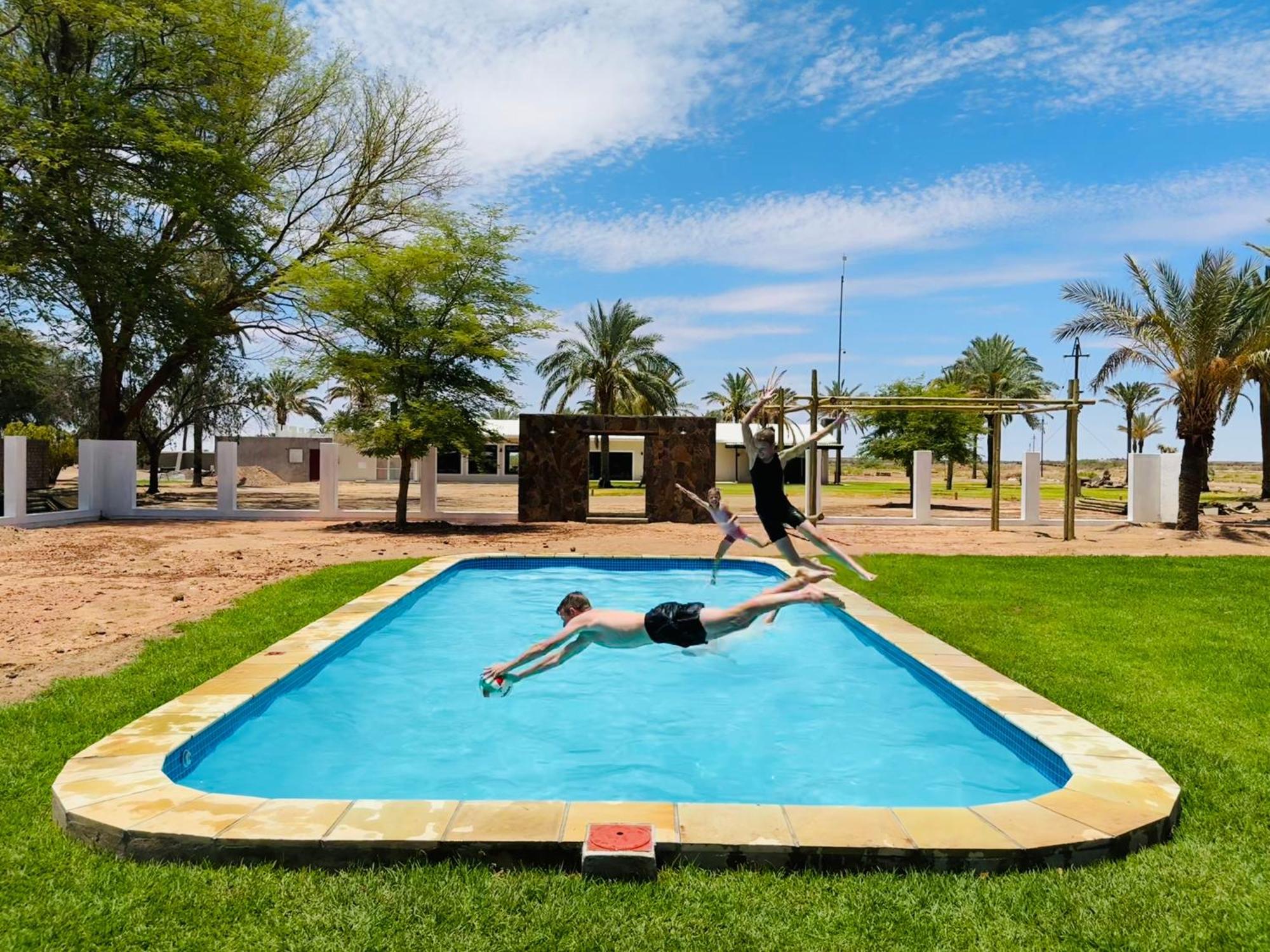 Flying Ostrich Guesthouse & Self-Catering Accommodation Мариентал Екстериор снимка