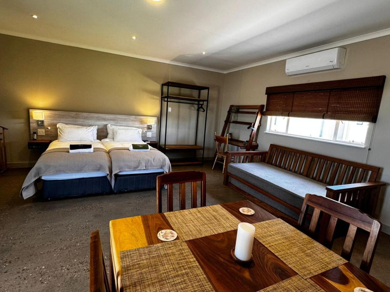 Flying Ostrich Guesthouse & Self-Catering Accommodation Мариентал Екстериор снимка
